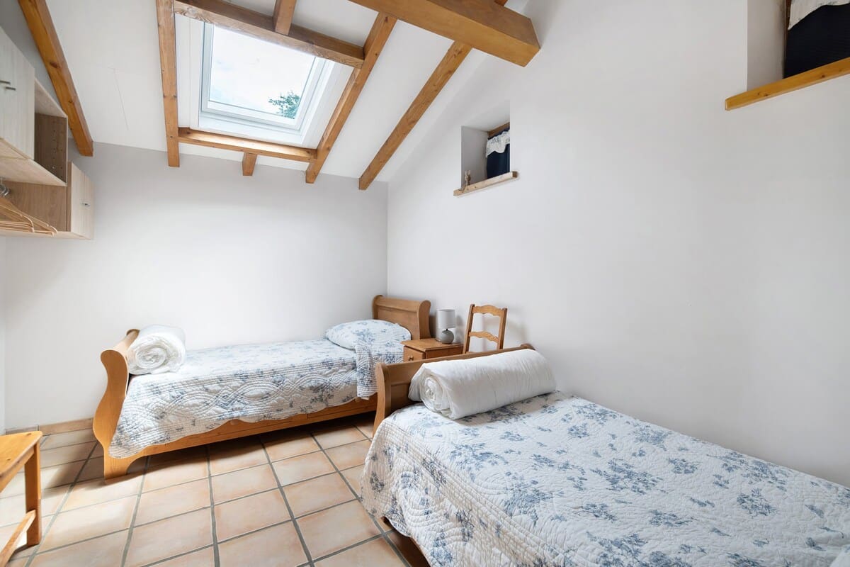 La chambre paisible, deux lits jumeaux.