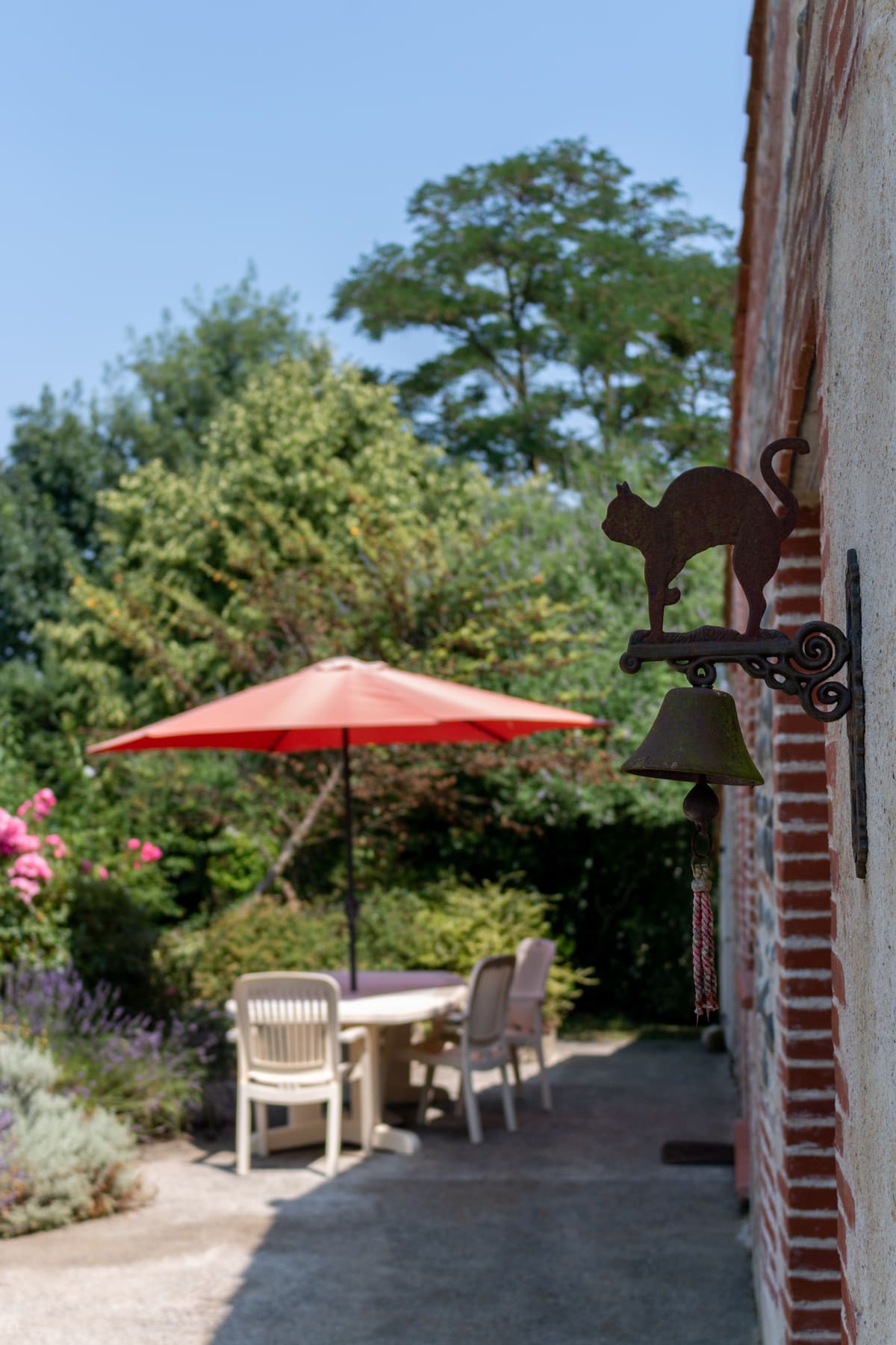 Terrasse du gîte et sa cloche
