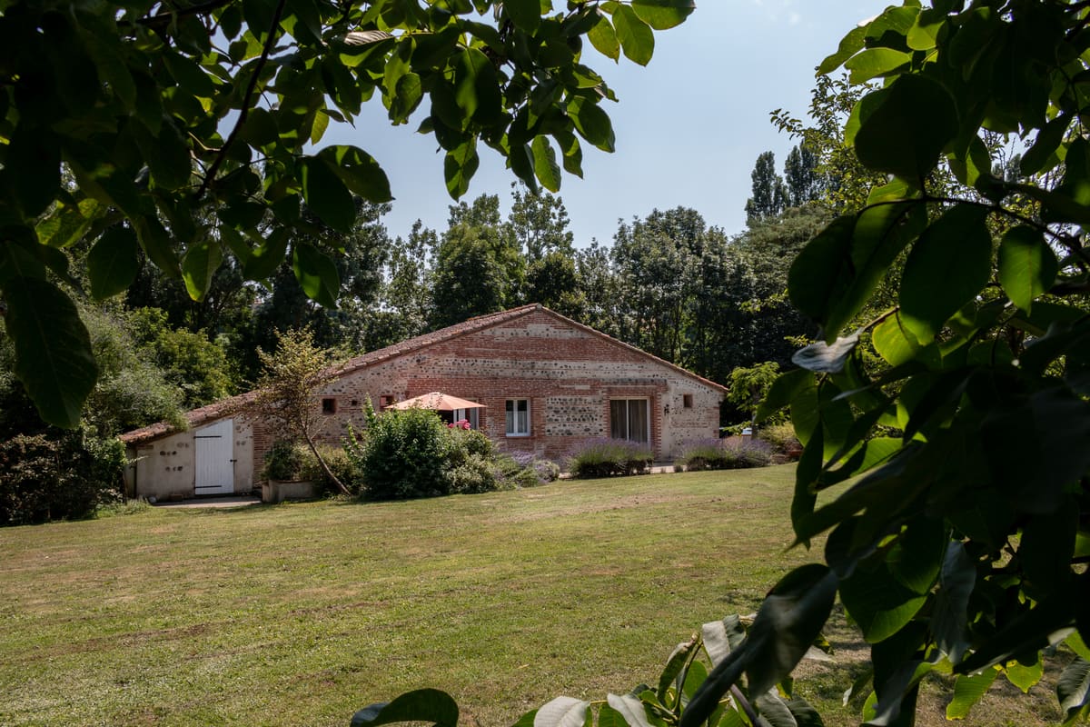 Vue sur le jardin du gîte